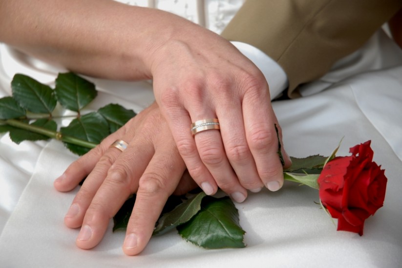 ceremonia civil, ceremonia de la rosa, pareja, ceremonia alternativa, rosas, rosa roja, pareja, novios, boda, invitados, novia, novio, votos matrimoniales, felicidad, madre, familias, oficiante ceremonia, boda civil